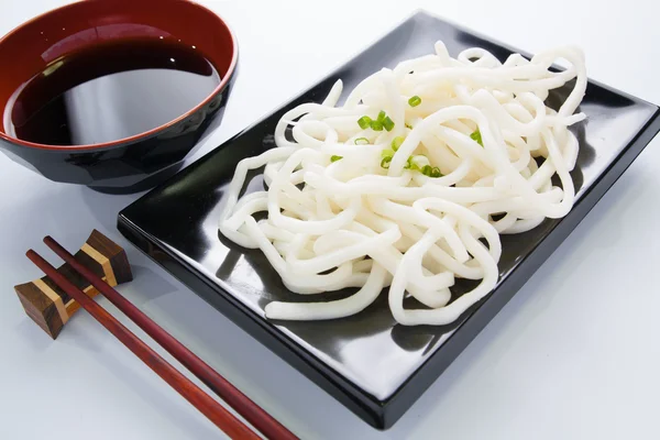 Japanse witte udon noedels in zwarte kom — Stockfoto