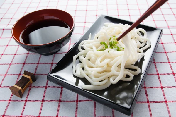 Japonez alb udon taitei în castron negru — Fotografie, imagine de stoc