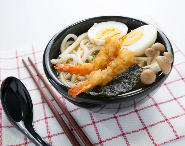 Japanse witte udon noedels in zwarte kom — Stockfoto