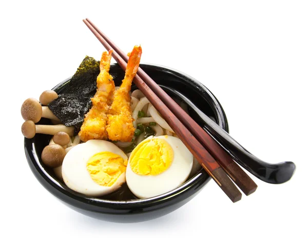 Noodle japoński udon biały w czarne miski — Zdjęcie stockowe