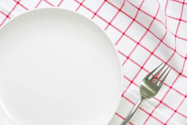 Garfo branco faca na toalha de mesa verificada vermelho — Fotografia de Stock