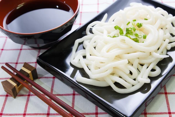 Fideos udon blancos japoneses en tazón negro —  Fotos de Stock