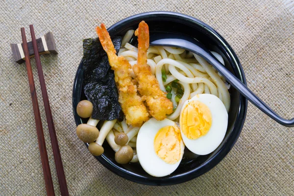 ボウルに黒白いうどん麺 — ストック写真