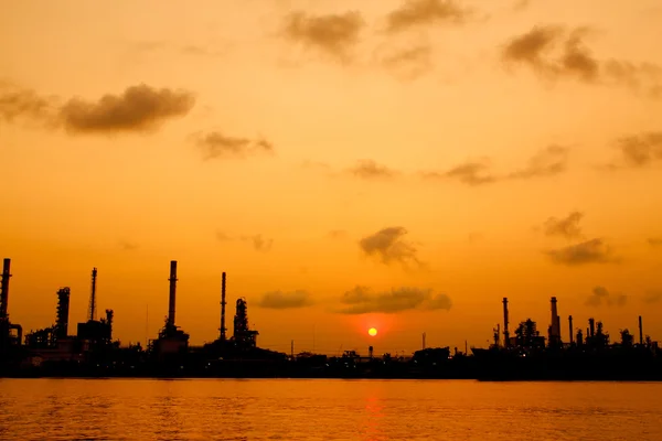 Oil refinery at sunrise — Stock Photo, Image