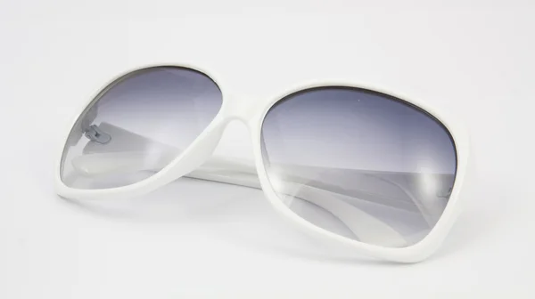 Белые солнечные очки на белом фоне — стоковое фото