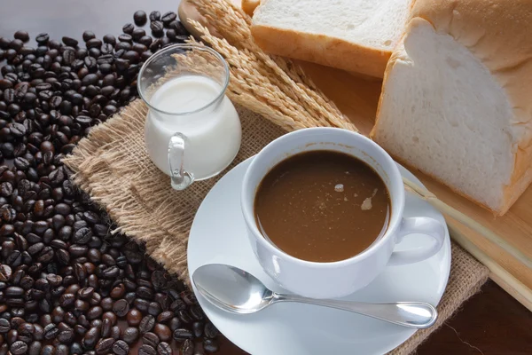 Krispiga färska croissanter och kopp kaffe espresso på en rustik w — Stockfoto