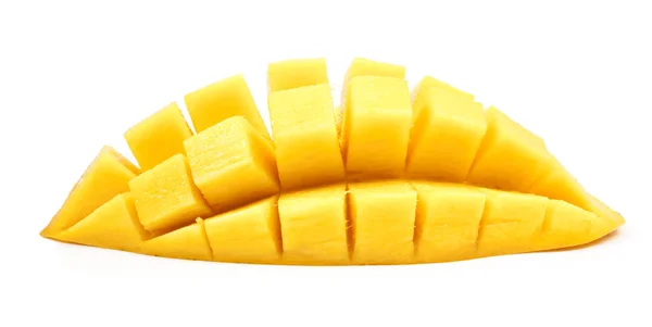 Mango slice tillskurna kuber på nära håll isolerade — Stockfoto