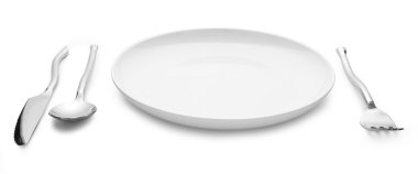  beyaz ayarı plaka bıçak çatal ve kaşık yerleştirin