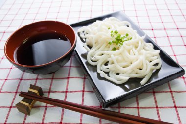 Japon beyaz udon erişte ve siyah kase
