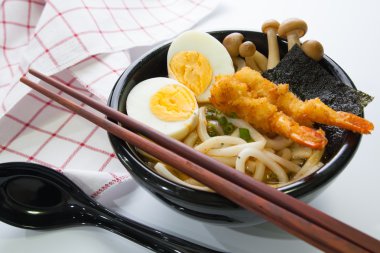 Japon beyaz udon erişte ve siyah kase