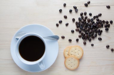 Kahve fincanı kahve çekirdeği ile ve