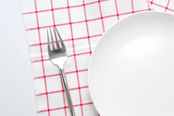 Garfo branco faca na toalha de mesa verificada vermelho — Fotografia de Stock
