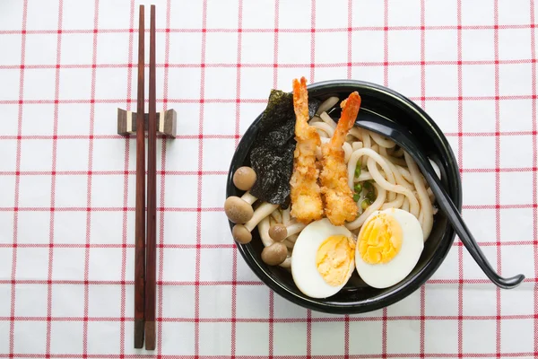 Noodle japoński udon biały w czarne miski — Zdjęcie stockowe