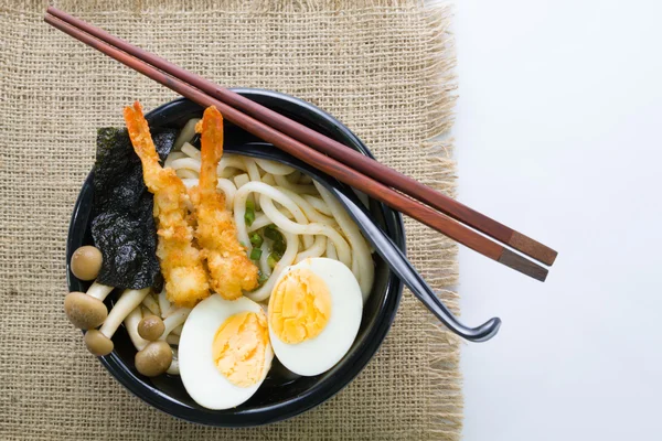 Fideos udon blancos japoneses en tazón negro — Foto de Stock