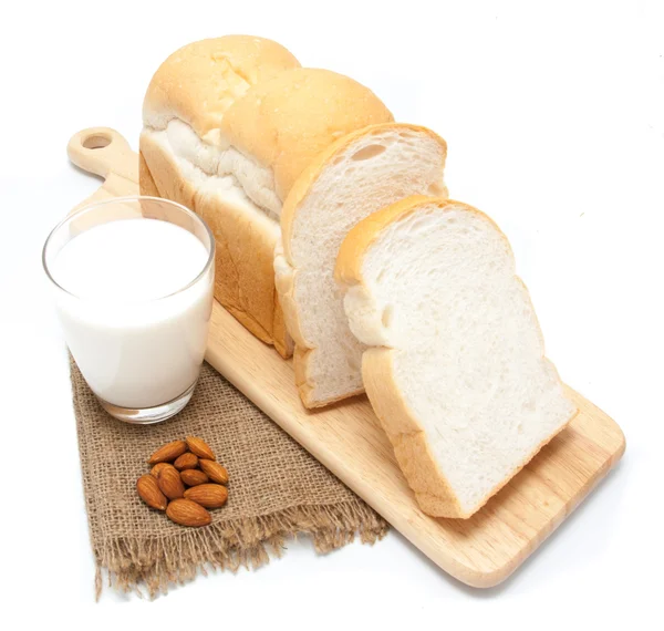 Pão fatiado e leite com amêndoa isolada — Fotografia de Stock