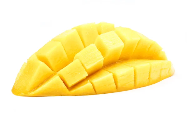 Mango slice tillskurna kuber på nära håll isolerade — Stockfoto