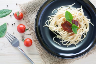 Spagetti ile taze domates fesleğen İtalyan otlar o arka çanak üzerinde