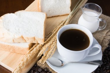 Çıtır taze kruvasanlar ve fincan kahve espresso bir rustik w üzerinde