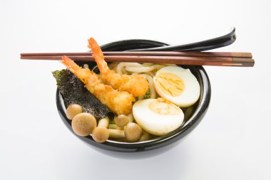 Japon beyaz udon erişte ve siyah kase