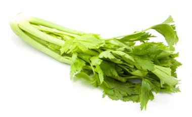 Kereviz beyaz arkaplanda izole edildi