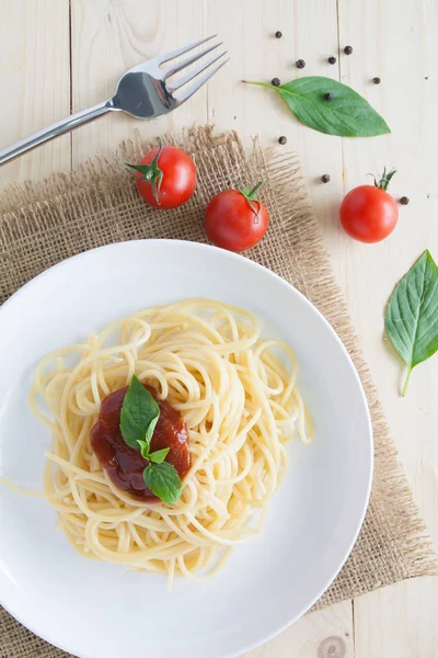 Spaghetti with fresh tomatoes basil italian herbs — Stock Photo, Image