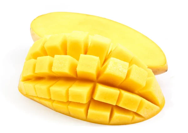 Mango segment op blokjes gesneden close-up geïsoleerd — Stockfoto