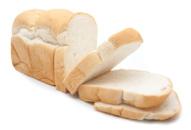 Beyaz arkaplanda izole edilmiş dilimlenmiş ekmek