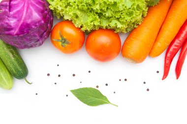 Sebzeler beyaz arkaplanda izole