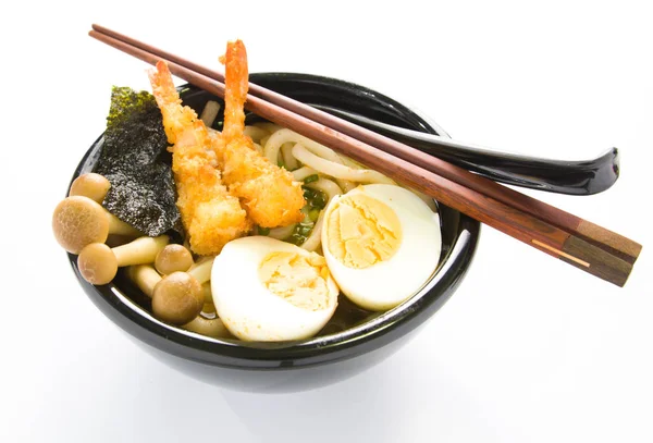 Japanska vita udon nudlar i svart skål — Stockfoto