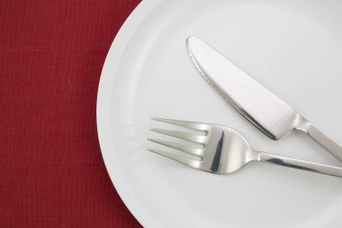 Çatal ve bıçakla kaplanmış. 