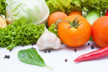 Sebzeler beyaz arkaplanda izole