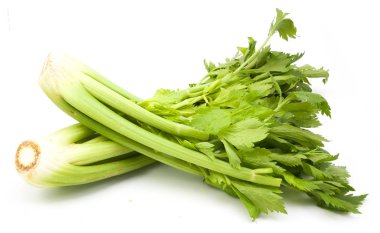 Kereviz beyaz arkaplanda izole edildi