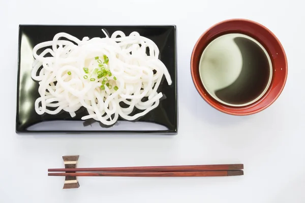 Fideos udon blancos japoneses en tazón negro — Foto de Stock