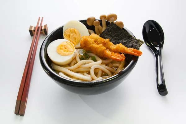 Japanse witte udon noedels in zwarte kom — Stockfoto