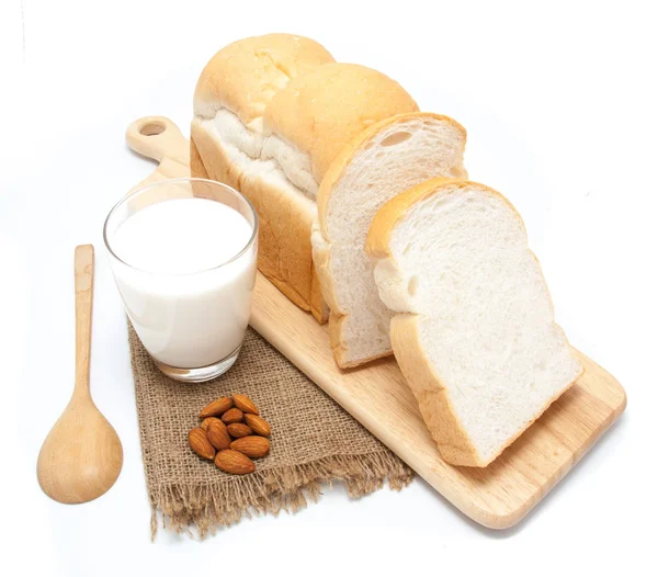 Pão fatiado e leite com amêndoa isolada — Fotografia de Stock