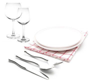 çatal ve bıçak kırmızı peçete ve ayaklı büyük kadehler