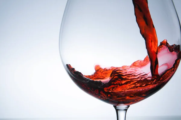 Víno je nalil do sklenice detailní — Stock fotografie