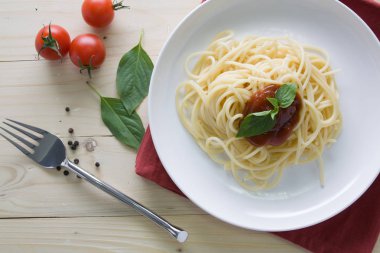 Taze domatesli spagetti