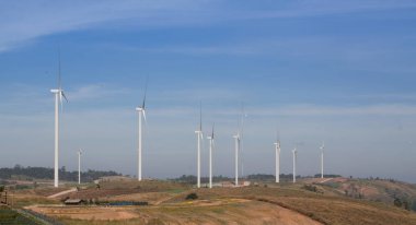 tepeler ve rüzgar türbinleri
