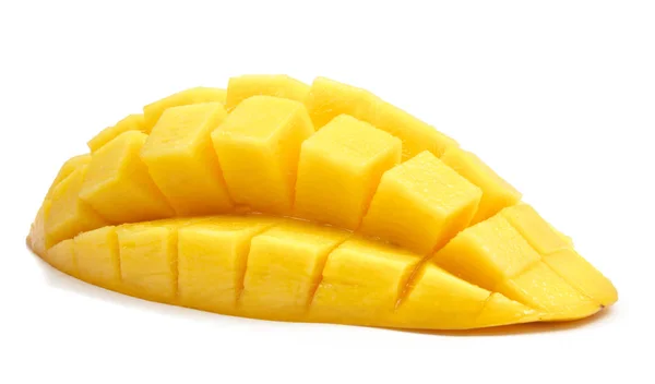Mango segment op blokjes gesneden close-up geïsoleerd — Stockfoto