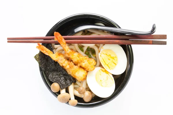 Japanska vita udon nudlar i svart skål — Stockfoto
