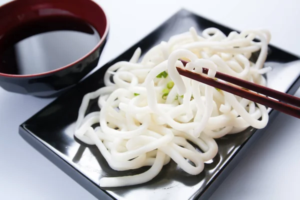 Udon noedels in zwarte kom — Stockfoto