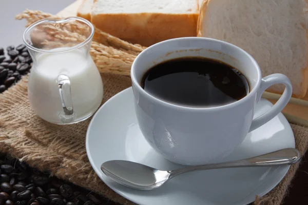 Croissants frescos crocantes e xícara de café expresso em um w rústico — Fotografia de Stock