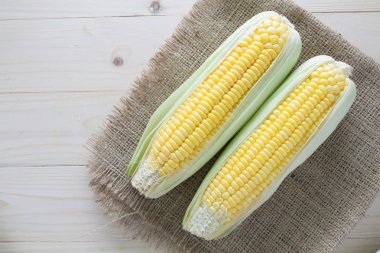 iki Mısır çuval odun