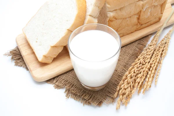 Szklanka mleka i chleb krojony — Zdjęcie stockowe