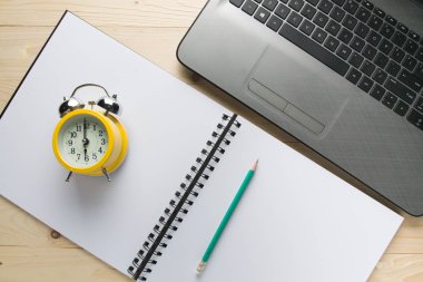 Ofis, banka donatımı ile ahşap masa