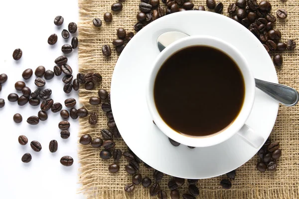 Fincan kahve ve süt ile bisküvi Sim Tarih