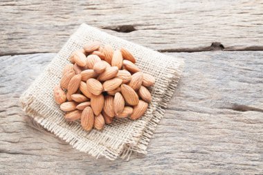 Grup badem çuval üzerinde
