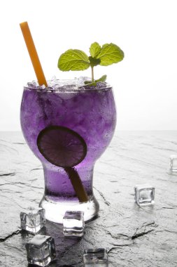 Mor soda kireç kireç taşı üzerinde içkiyle.