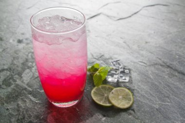 Kırmızı soda kireç kireç içkiyle